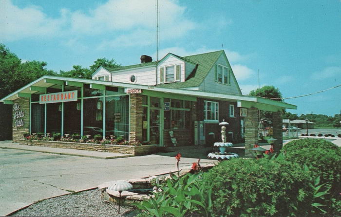 Bella-Villa Motel and Restaurant (Bella Villa Motel, Super 8 by Wyndham, Park Inn) - Old Postcard